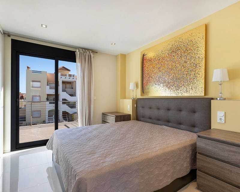 Chalet de 5 habitaciones en La Zenia en venta con piscina - 895.000 € (Ref: 8800193)