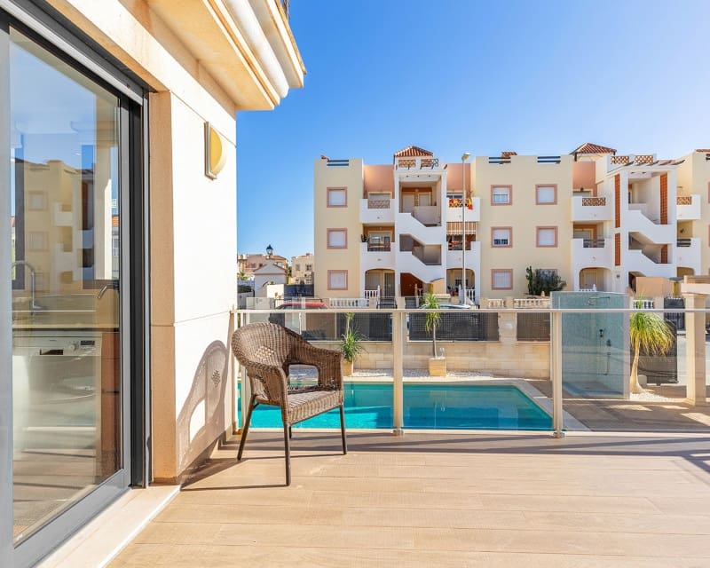 Chalet de 5 habitaciones en La Zenia en venta con piscina - 895.000 € (Ref: 8800193)