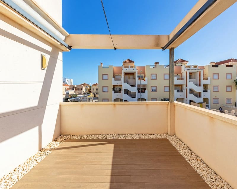 Chalet de 5 habitaciones en La Zenia en venta con piscina - 895.000 € (Ref: 8800193)