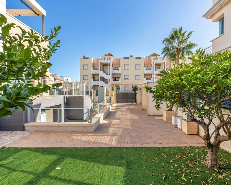 Chalet de 5 habitaciones en La Zenia en venta con piscina - 895.000 € (Ref: 8800193)