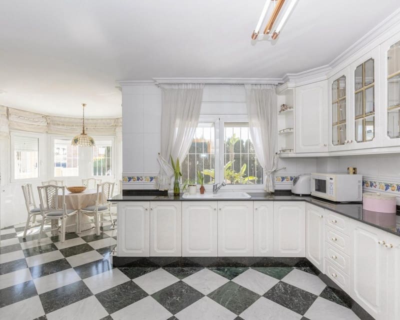 5 slaapkamer Villa te koop in La Torreta met zwembad - € 780.000 (Ref: 8861562)