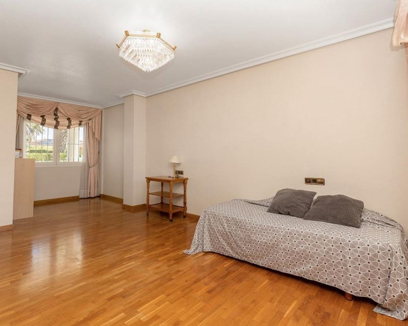 5 slaapkamer Villa te koop in La Torreta met zwembad - € 780.000 (Ref: 8861562)