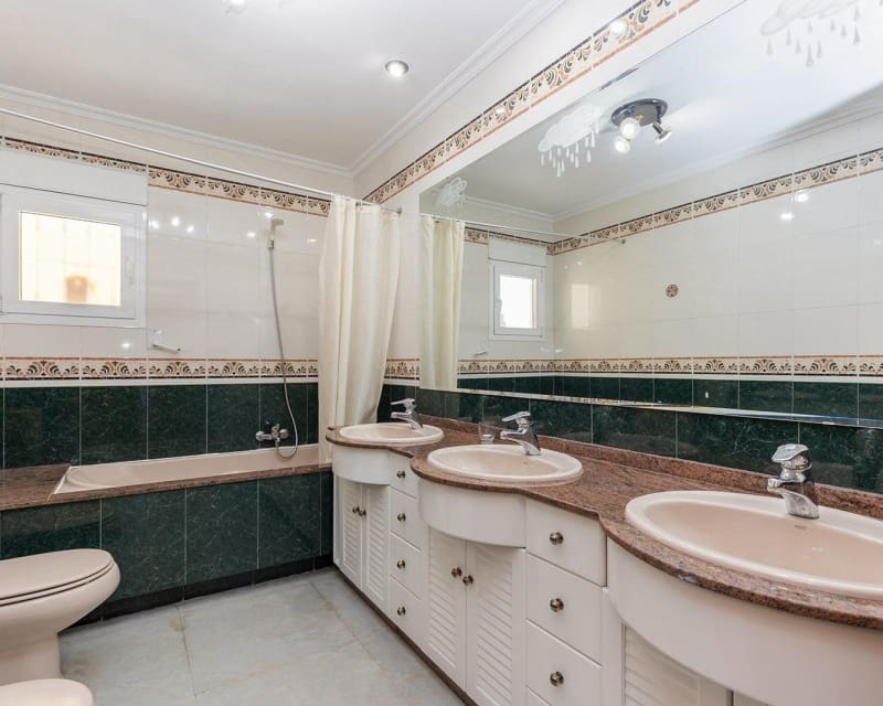 5 slaapkamer Villa te koop in La Torreta met zwembad - € 780.000 (Ref: 8861562)