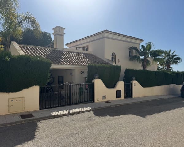 5 soveværelse Villa til salg i Villamartin, Orihuela med swimmingpool - € 675.000 (Ref: 8945417)