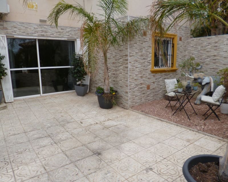 4 makuuhuone Huvila myytävänä paikassa Playa Flamenca - 399 995 € (Ref: 9242409)