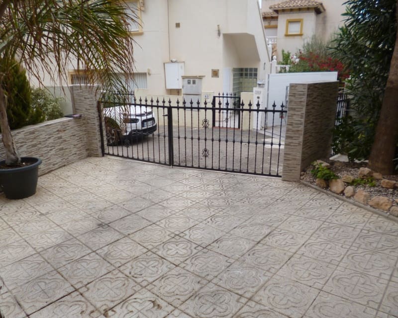 4 makuuhuone Huvila myytävänä paikassa Playa Flamenca - 399 995 € (Ref: 9242409)