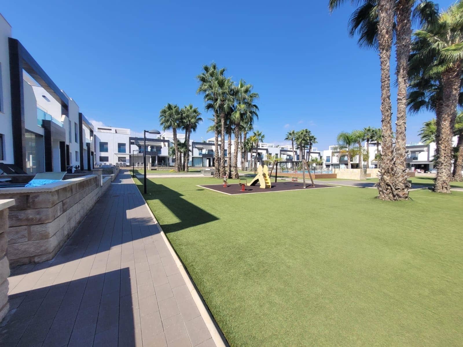 2 sovrum Lägenhet till salu i La Zenia med pool - 289 000 € (Ref: 9410831)