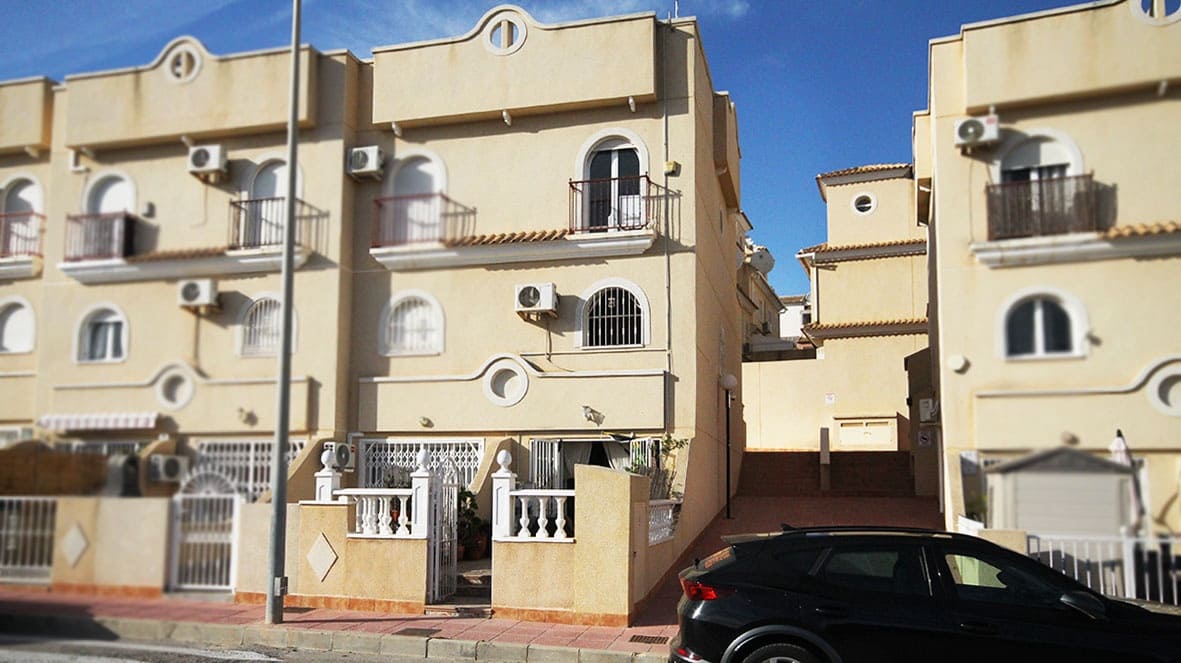 3 bedroom Townhouse for sale in Villamartin with pool - € 164,950 (Ref: 9410832)