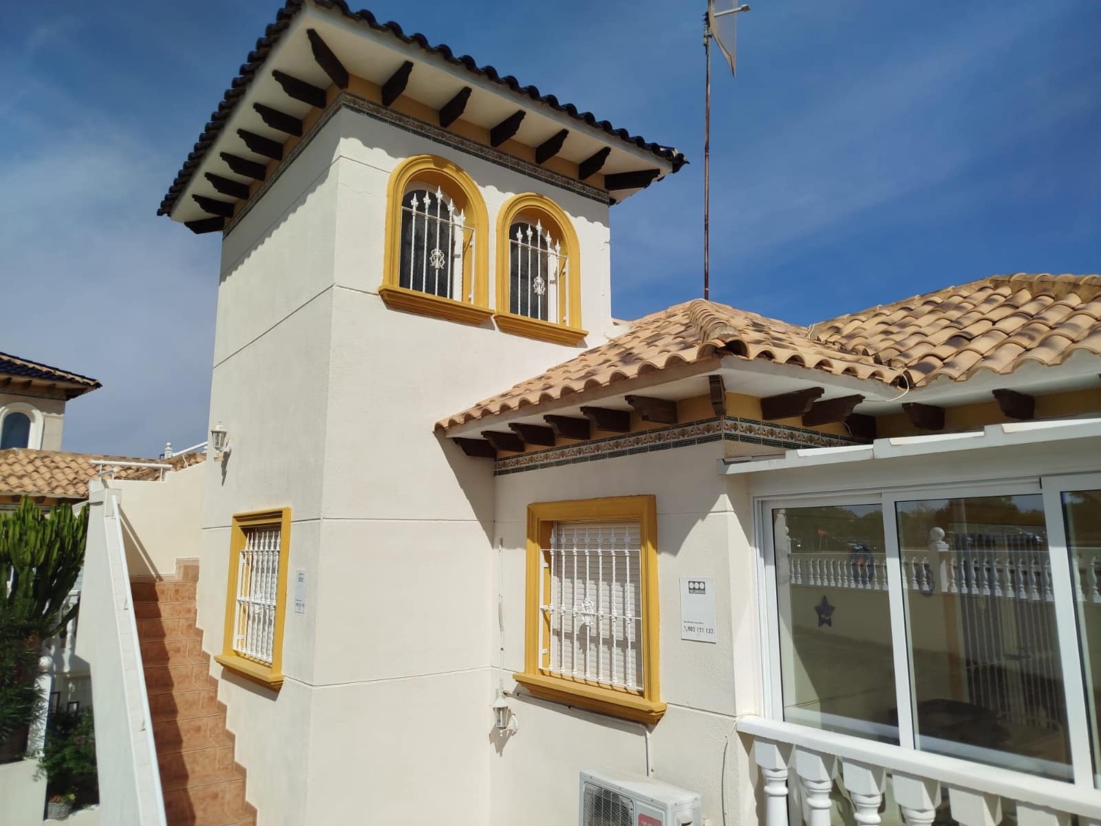 3 slaapkamer Villa te koop in La Zenia met zwembad - € 379.000 (Ref: 9440305)