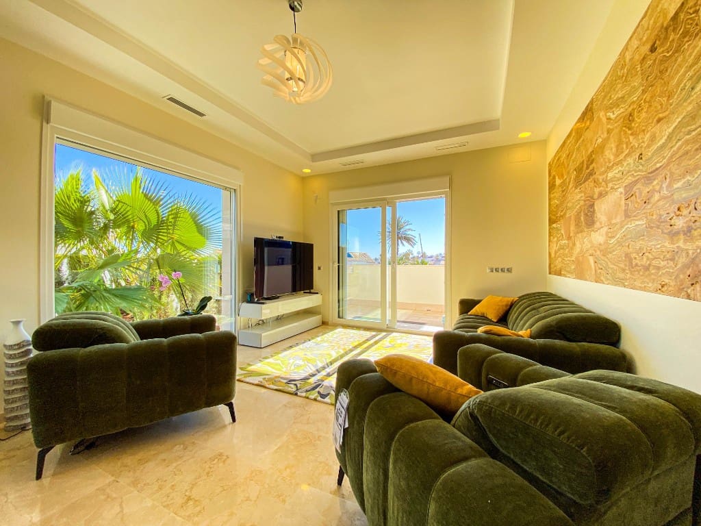 4 slaapkamer Villa te koop in La Zenia met zwembad - € 1.500.000 (Ref: 9440333)