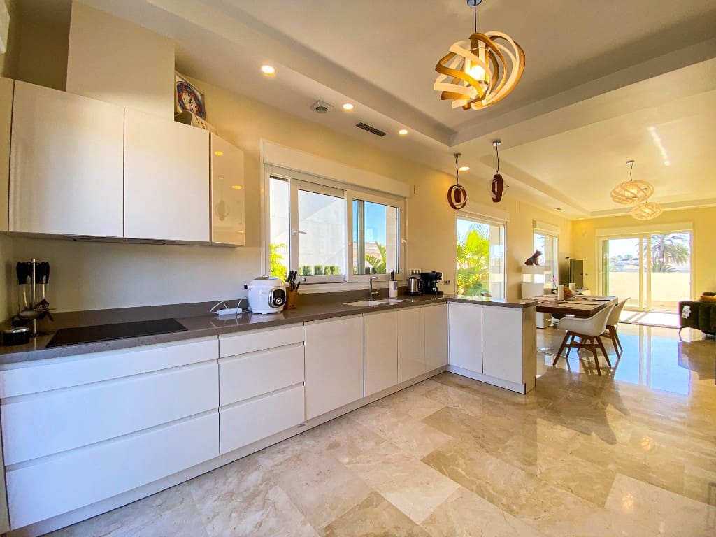 4 slaapkamer Villa te koop in La Zenia met zwembad - € 1.500.000 (Ref: 9440333)