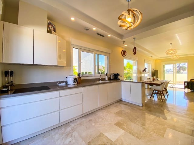 4 slaapkamer Villa te koop in La Zenia, Orihuela met zwembad - € 1.500.000 (Ref: 9440333)