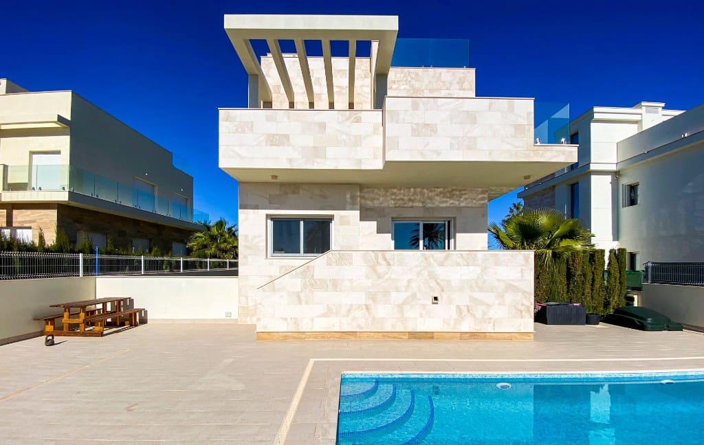 4 slaapkamer Villa te koop in La Zenia met zwembad - € 1.500.000 (Ref: 9440333)