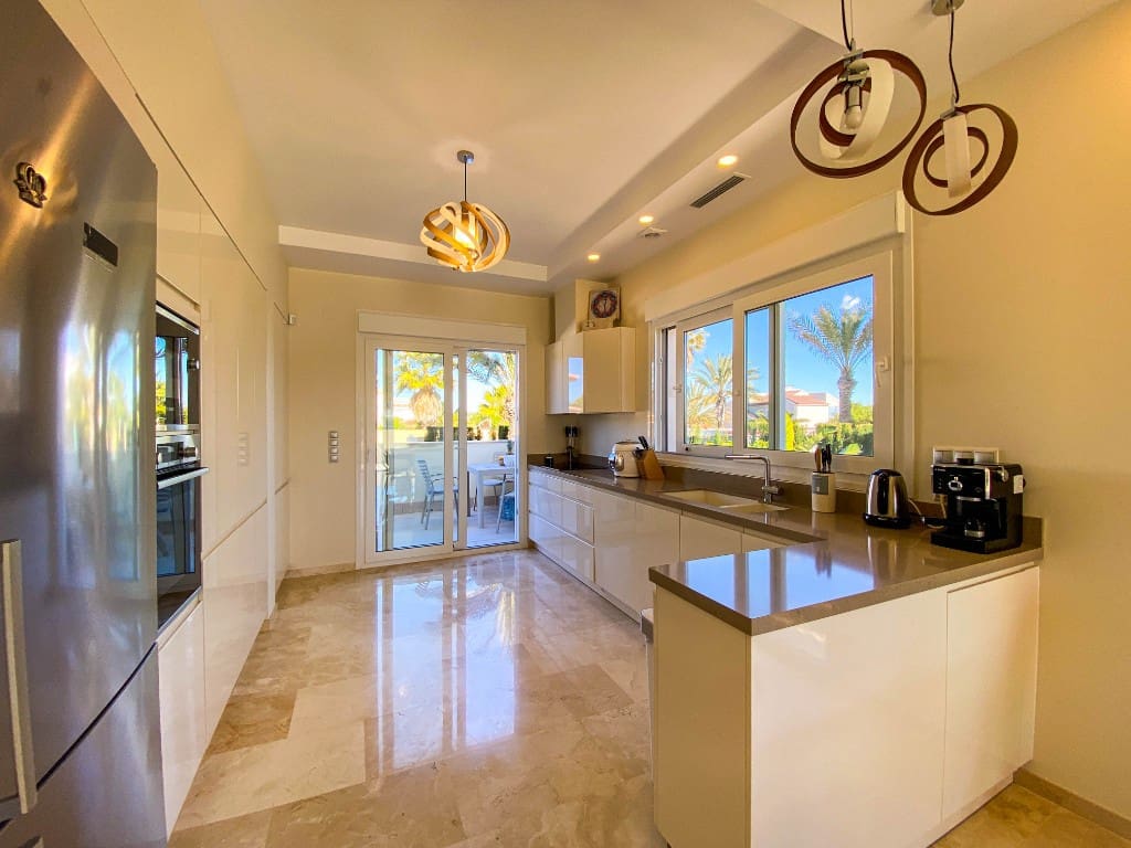 4 slaapkamer Villa te koop in La Zenia met zwembad - € 1.500.000 (Ref: 9440333)