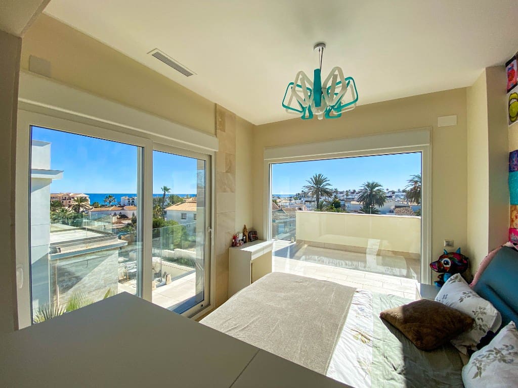 4 slaapkamer Villa te koop in La Zenia met zwembad - € 1.500.000 (Ref: 9440333)