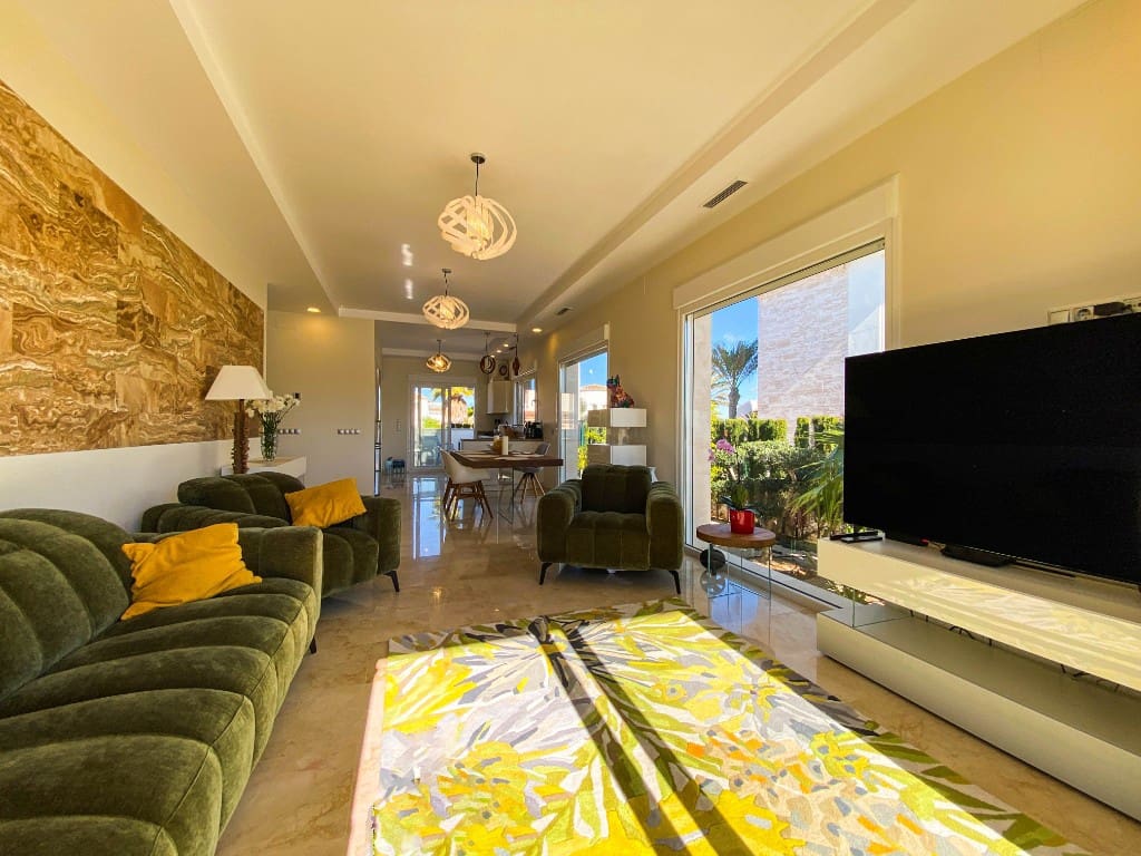 4 slaapkamer Villa te koop in La Zenia met zwembad - € 1.500.000 (Ref: 9440333)