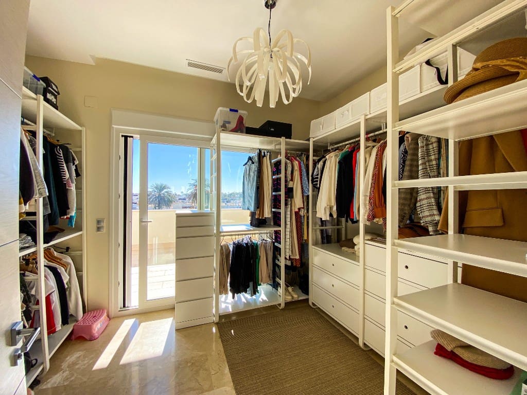 4 slaapkamer Villa te koop in La Zenia met zwembad - € 1.500.000 (Ref: 9440333)