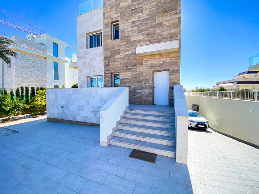 4 slaapkamer Villa te koop in La Zenia met zwembad - € 1.500.000 (Ref: 9440333)