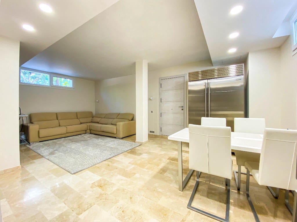 4 slaapkamer Villa te koop in La Zenia met zwembad - € 1.500.000 (Ref: 9440333)