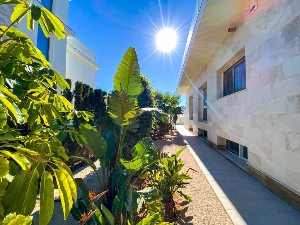 4 slaapkamer Villa te koop in La Zenia met zwembad - € 1.500.000 (Ref: 9440333)