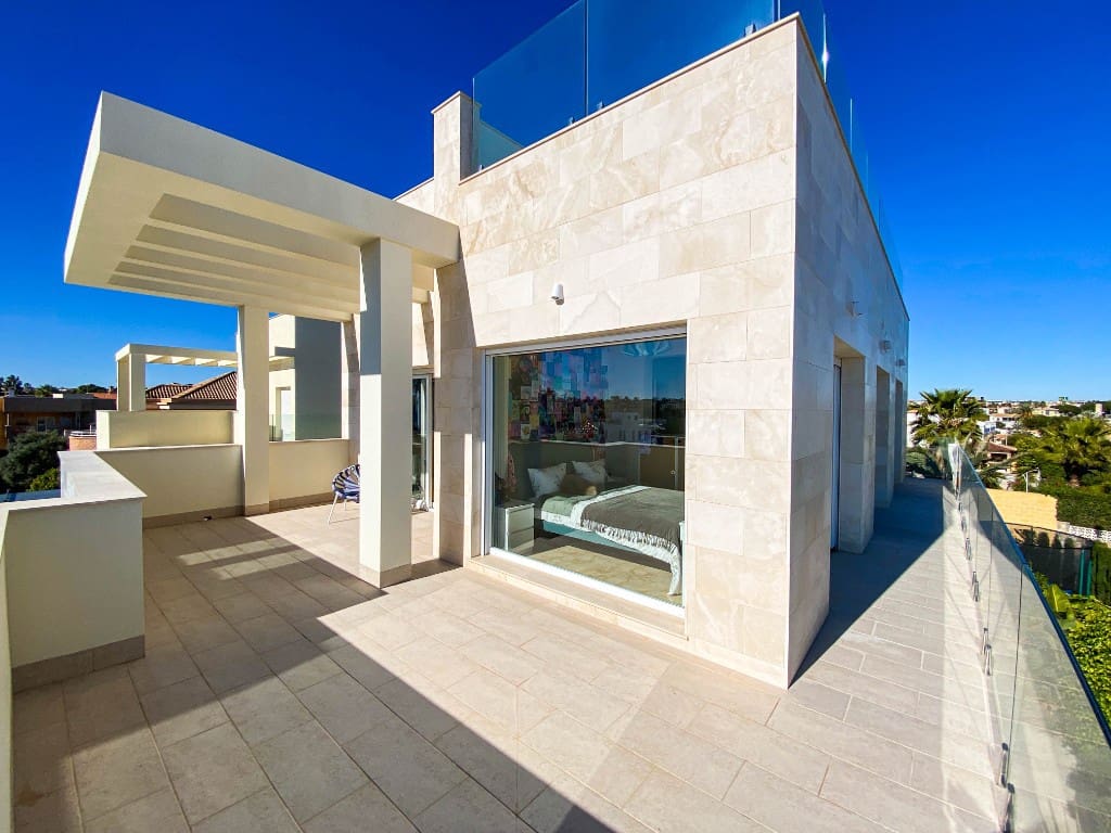 4 slaapkamer Villa te koop in La Zenia met zwembad - € 1.500.000 (Ref: 9440333)