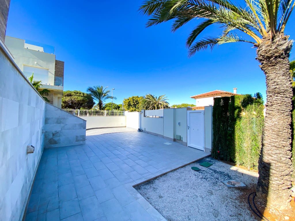 4 slaapkamer Villa te koop in La Zenia met zwembad - € 1.500.000 (Ref: 9440333)