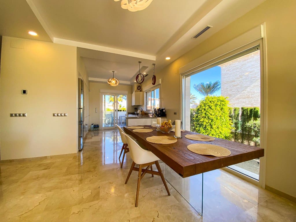 4 slaapkamer Villa te koop in La Zenia met zwembad - € 1.500.000 (Ref: 9440333)