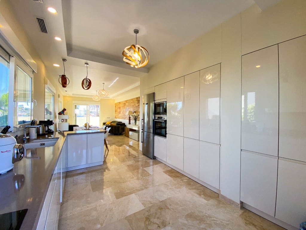 4 slaapkamer Villa te koop in La Zenia met zwembad - € 1.500.000 (Ref: 9440333)