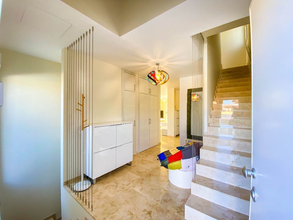 4 slaapkamer Villa te koop in La Zenia met zwembad - € 1.500.000 (Ref: 9440333)