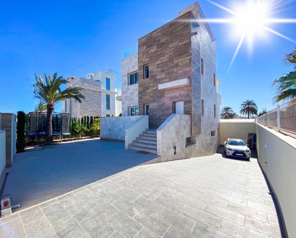 4 slaapkamer Villa te koop in La Zenia met zwembad - € 1.500.000 (Ref: 9440333)