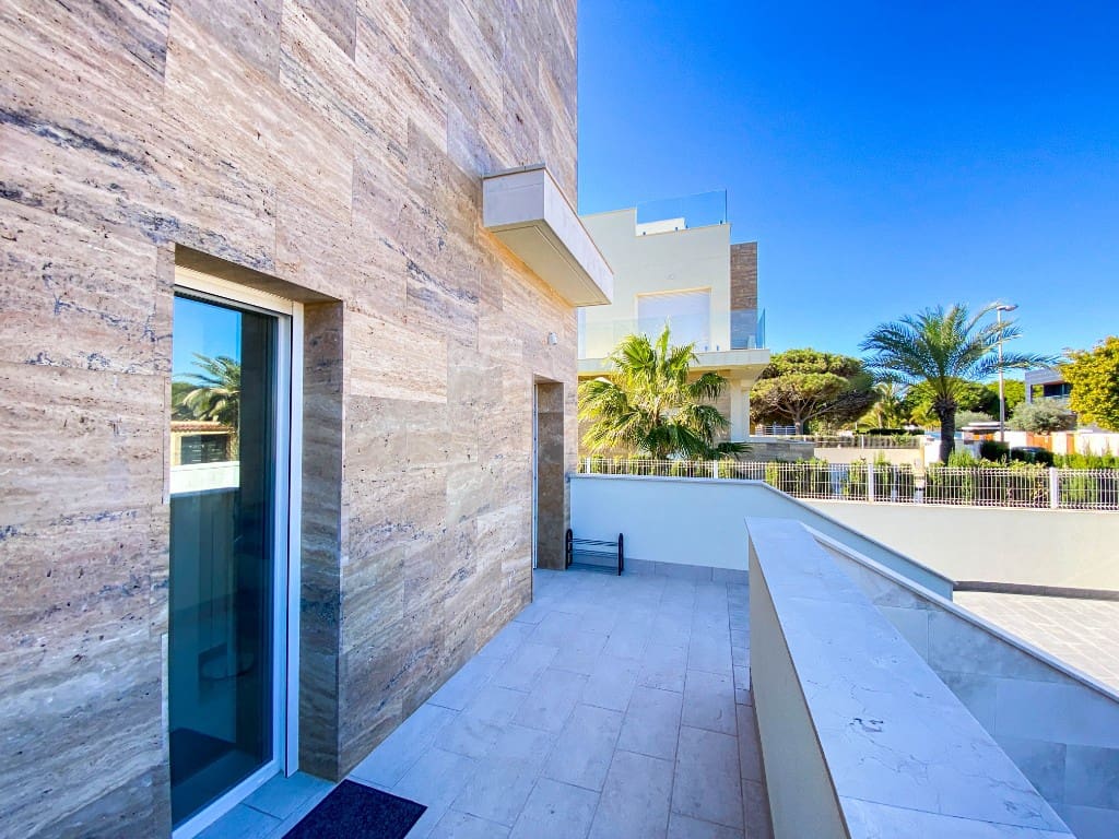 4 slaapkamer Villa te koop in La Zenia met zwembad - € 1.500.000 (Ref: 9440333)