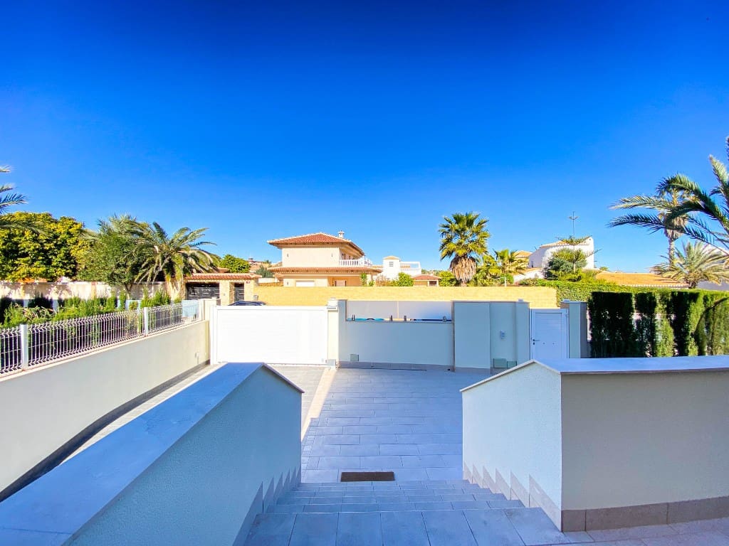 4 slaapkamer Villa te koop in La Zenia met zwembad - € 1.500.000 (Ref: 9440333)