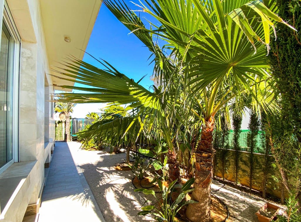 4 slaapkamer Villa te koop in La Zenia met zwembad - € 1.500.000 (Ref: 9440333)