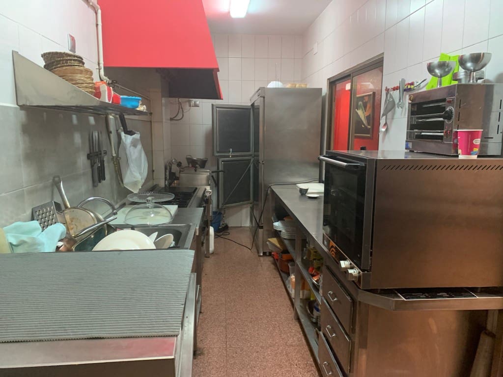 Commercieel te koop in Alicante stad - € 190.000 (Ref: 9440344)