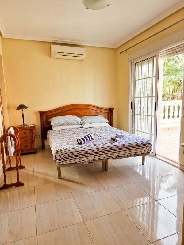 4 soveværelse Villa til salg i Playa Flamenca med swimmingpool - € 495.000 (Ref: 9440351)