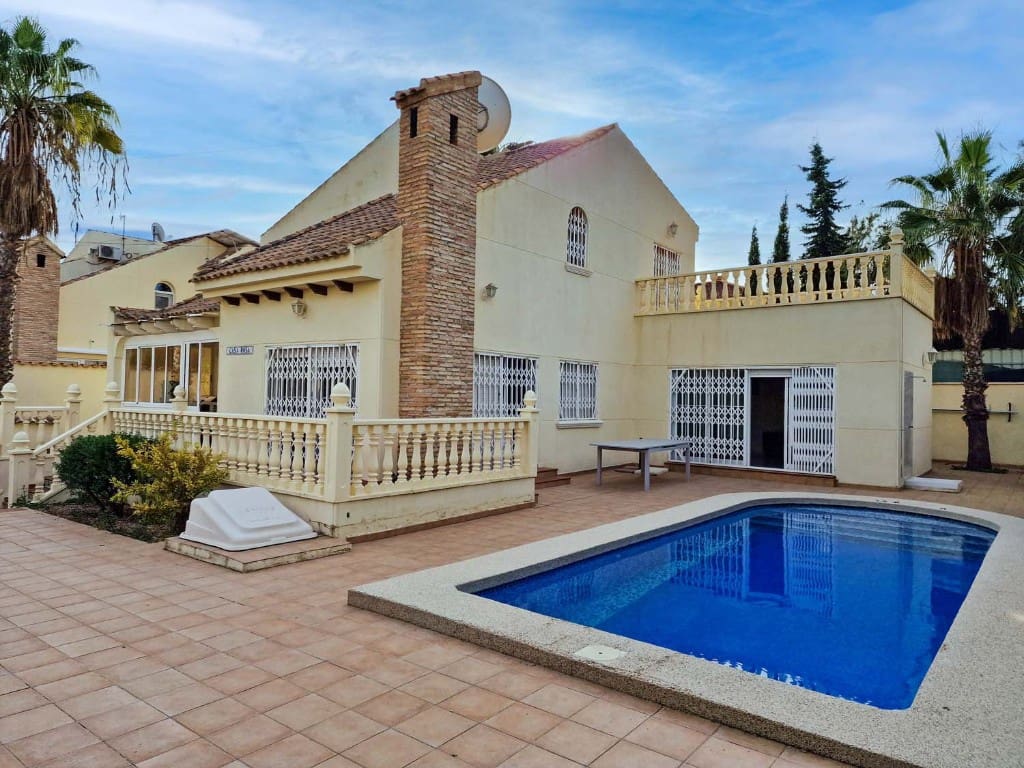 4 soveværelse Villa til salg i Playa Flamenca med swimmingpool - € 495.000 (Ref: 9440351)