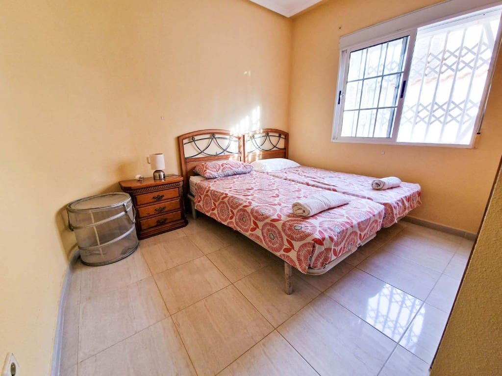 4 soveværelse Villa til salg i Playa Flamenca med swimmingpool - € 495.000 (Ref: 9440351)