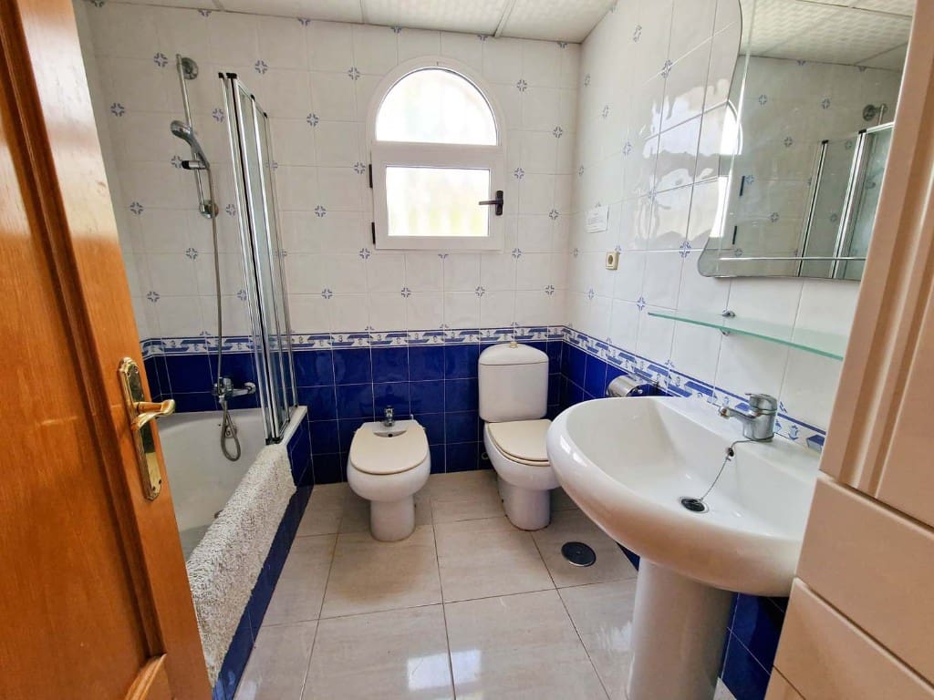 4 soveværelse Villa til salg i Playa Flamenca med swimmingpool - € 495.000 (Ref: 9440351)