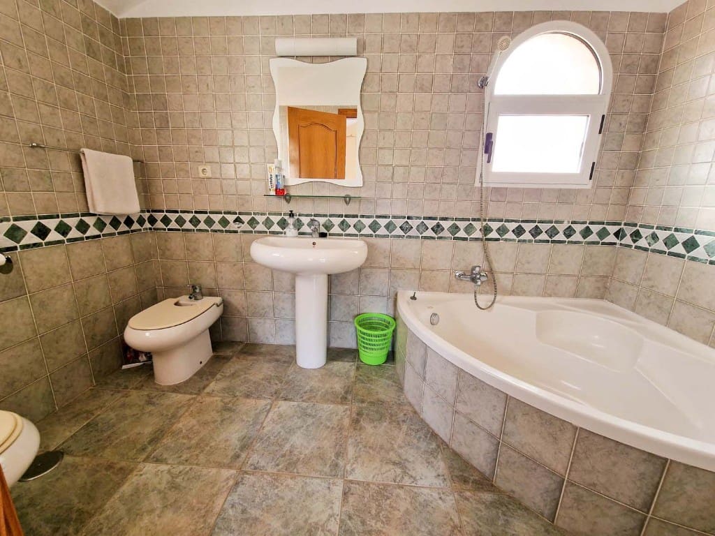 4 soveværelse Villa til salg i Playa Flamenca med swimmingpool - € 495.000 (Ref: 9440351)