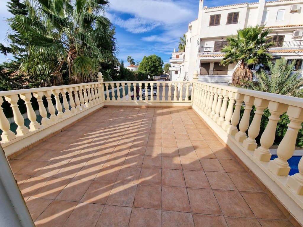 4 soveværelse Villa til salg i Playa Flamenca med swimmingpool - € 495.000 (Ref: 9440351)