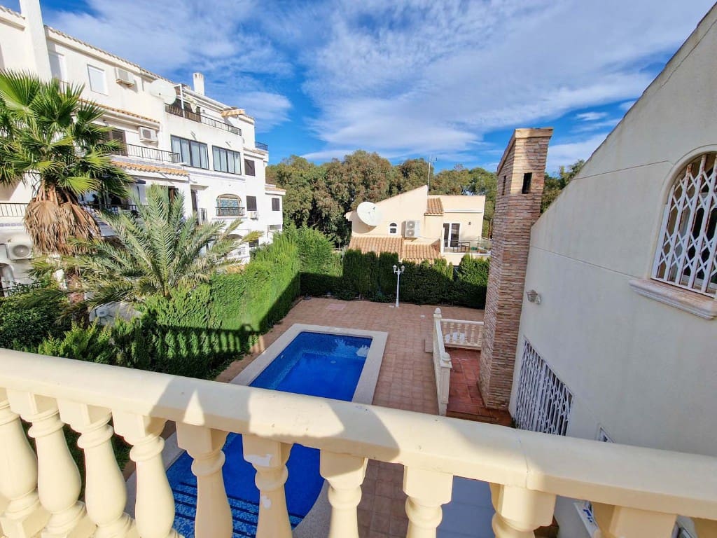 4 soveværelse Villa til salg i Playa Flamenca med swimmingpool - € 495.000 (Ref: 9440351)