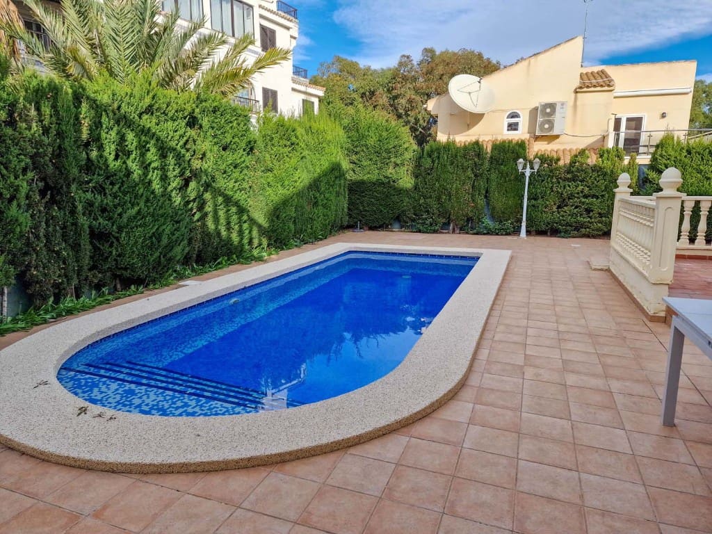 4 soveværelse Villa til salg i Playa Flamenca med swimmingpool - € 495.000 (Ref: 9440351)