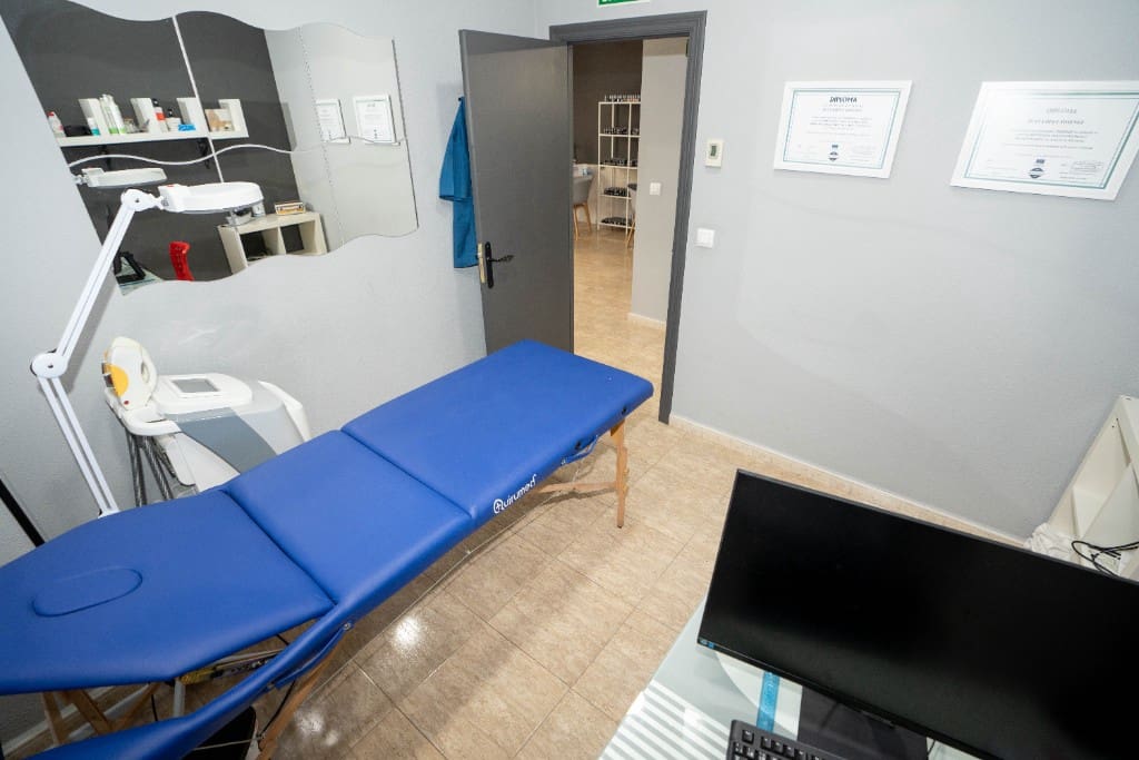 Commercial for sale in Torrevieja - € 75,000 (Ref: 9440352)