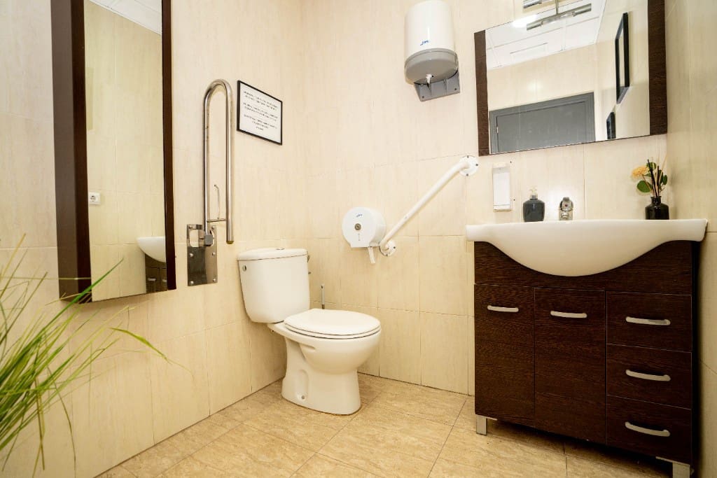 Commercial for sale in Torrevieja - € 75,000 (Ref: 9440352)