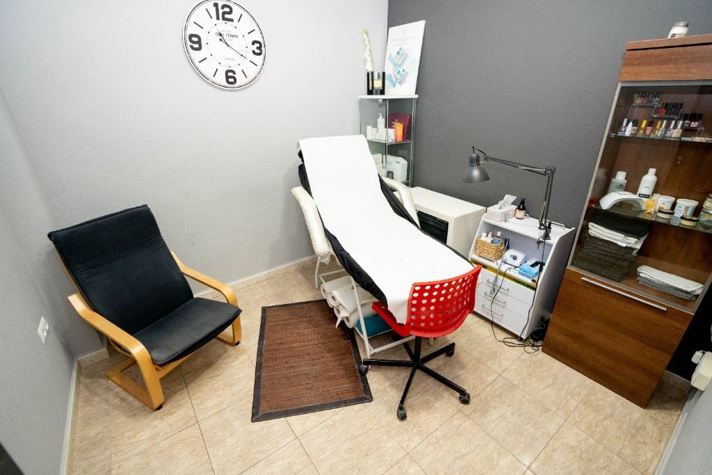 Commercial for sale in Torrevieja - € 75,000 (Ref: 9440352)