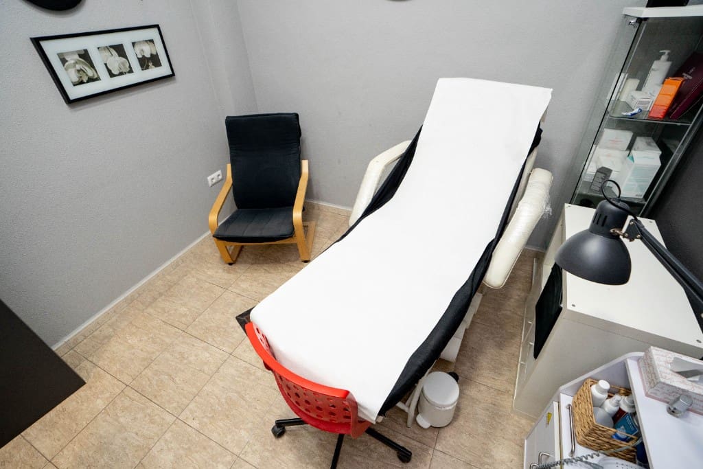 Commercial for sale in Torrevieja - € 75,000 (Ref: 9440352)