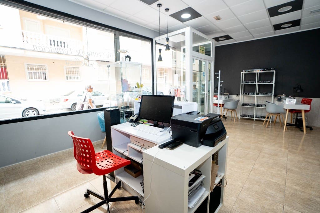 Commercial for sale in Torrevieja - € 75,000 (Ref: 9440352)