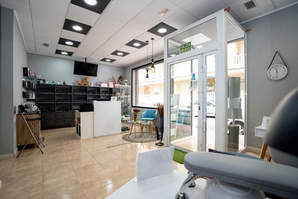 Commercial for sale in Torrevieja - € 75,000 (Ref: 9440352)