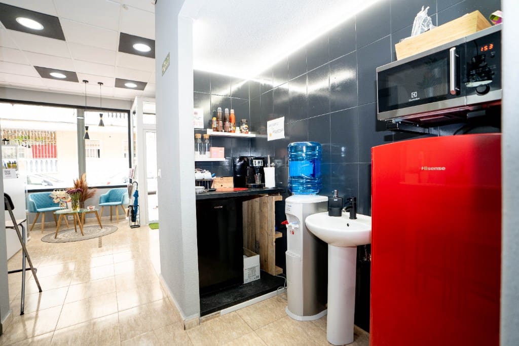 Commercial for sale in Torrevieja - € 75,000 (Ref: 9440352)