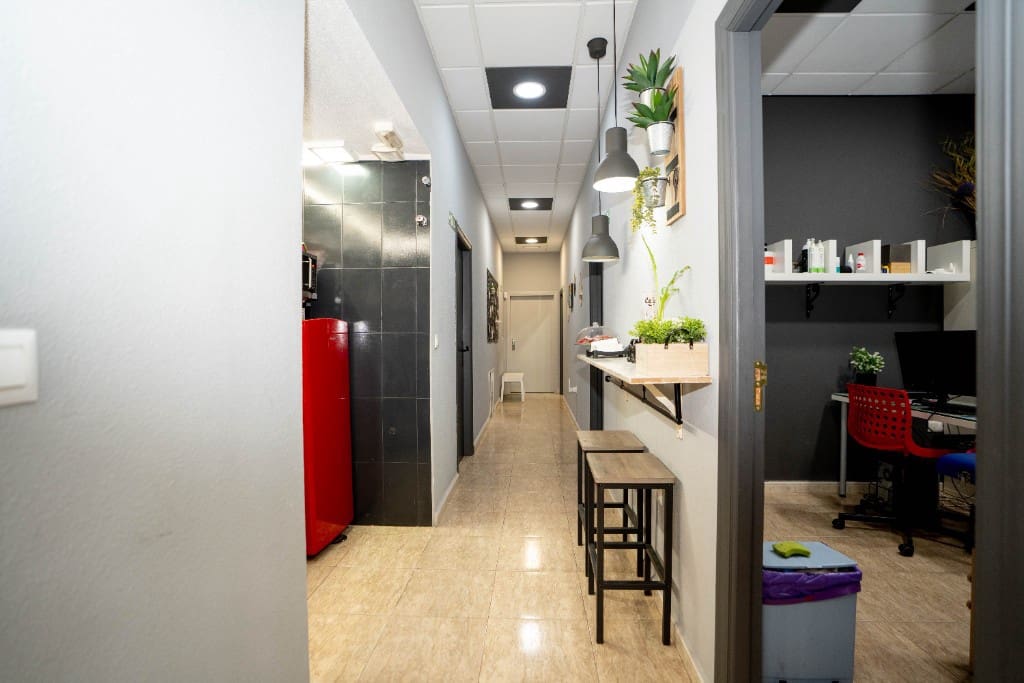 Commercial for sale in Torrevieja - € 75,000 (Ref: 9440352)